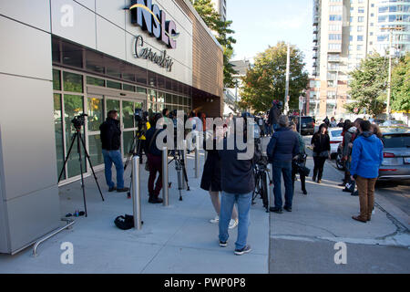 Halifax, Nova Scotia, Kanada. 17 Okt, 2018. Material vorbereiten, außerhalb des Clyde Street NSLC am Morgen die Cannabis in Kanada Kredit rechtliche wird: Rustycanuck/Alamy leben Nachrichten Stockfoto