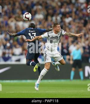 Paris, Frankreich. 16 Okt, 2018. firo: 16.10.2018, Fußball, Landerspiel, National Team, Saison 2018/2019 Liga, UEFA-Nationen, FRA, GER, Frankreich - Deutschland 2:1 Kante gegenüber Toni Kroos, GER, rechts | Verwendung der weltweiten Kredit: dpa/Alamy leben Nachrichten Stockfoto