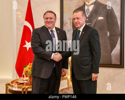 Ankara, Türkei. 17 Okt, 2018. Us-Staatssekretär Mike Pompeo, Links, schüttelt Hände mit türkischen Präsidenten Recep Tayyip Erdogan vor einer bilateralen Sitzung am 17. Oktober 2018 in Ankara, Türkei. Pompey ist auf eine fact finding mission nach dem Verschwinden der saudische Journalist Jamal Khashoggi, die glaubten, wurde von Saudi-arabien Sicherheit in Istanbul getötet. Credit: Planetpix/Alamy leben Nachrichten Stockfoto