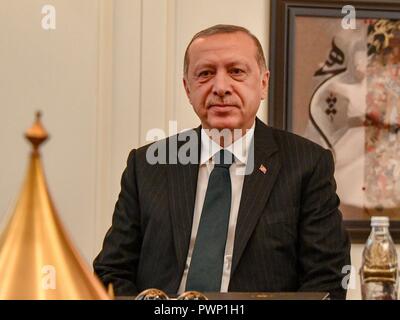 Ankara, Türkei. 17 Okt, 2018. Türkischen Präsidenten Recep Tayyip Erdogan vor einem bilateralen Treffen mit US-Staatssekretär Mike Pompeo Oktober 17, 2018, in Ankara, Türkei. Pompey ist auf eine fact finding mission nach dem Verschwinden der saudische Journalist Jamal Khashoggi, die glaubten, wurde von Saudi-arabien Sicherheit in Istanbul getötet. Credit: Planetpix/Alamy leben Nachrichten Stockfoto