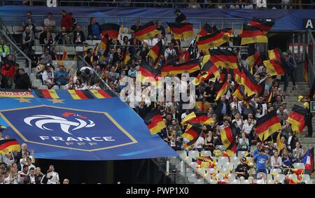 Paris, Frankreich. 16 Okt, 2018. firo: 16.10.2018, Fußball, Land übereinstimmen: National Team, Saison 2018/2019, Nationen Liga Frankreich, Frankreich - Deutschland, Deutschland Fans Deutschland, Fahnen | Verwendung der weltweiten Kredit: dpa/Alamy leben Nachrichten Stockfoto