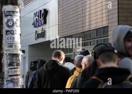 Halifax, Nova Scotia. 17 Okt, 2018. Menschen säumten bis in die NSLC Cannabis Store auf Clyde Street, Halifax, N.S., 17. Okt. 2018 zu erhalten. Die KANADISCHE PRESSE BILDER/Lee Brown Credit: Lee Brown/Alamy leben Nachrichten Stockfoto