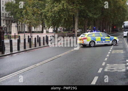 London, Großbritannien. 17 Okt, 2018. Die Polizei in der Nähe Victoria Embankment in der Nähe von Parlament mit verdächtigen Paket in Whitehall Gardens, hinter dem Bundesministerium der Verteidigung Gebäude und neben New Scotland Yard Credit: Brian Duffy/Alamy leben Nachrichten Stockfoto