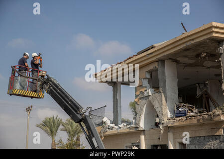 Beer Sheva, israelische Stadt Beer Sheva. 17 Okt, 2018. Israelische Polizisten untersuchen, ein Haus, das einen direkten Erfolg von einer Rakete angeblich durch militante Gruppen aus dem Gazastreifen abgefeuert litt, im Süden der Israelischen Stadt Beer Sheva, am Okt. 17, 2018. Israels militärische Sprecher sagte am Mittwoch, dass die Armee sieht die Zündung von zwei Raketen auf Israel früher am Morgen' einen schweren Vorfall." Credit: Jini/Xinhua/Alamy leben Nachrichten Stockfoto