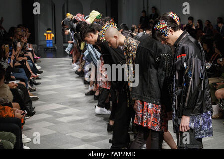 Tokio, Japan. 17 Okt, 2018. Modelle tragen die Marke ACUOD durch CHANU gehen Sie auf dem Laufsteg während der Amazon Fashion Week TOKYO 2019 S/S Kollektion auf der Omotesando Hills in Tokio. Die Amazon Fashion Week TOKYO 2019 Frühjahr/Sommer Kollektion läuft vom 15. Oktober bis 21. Credit: Rodrigo Reyes Marin/ZUMA Draht/Alamy leben Nachrichten Stockfoto