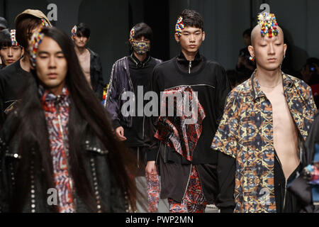 Tokio, Japan. 17 Okt, 2018. Modelle tragen die Marke ACUOD durch CHANU gehen Sie auf dem Laufsteg während der Amazon Fashion Week TOKYO 2019 S/S Kollektion auf der Omotesando Hills in Tokio. Die Amazon Fashion Week TOKYO 2019 Frühjahr/Sommer Kollektion läuft vom 15. Oktober bis 21. Credit: Rodrigo Reyes Marin/ZUMA Draht/Alamy leben Nachrichten Stockfoto