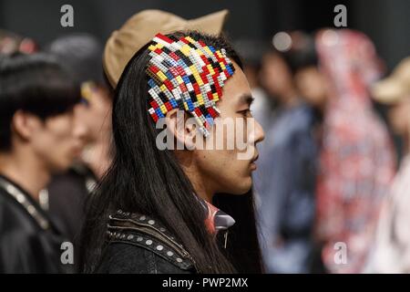 Tokio, Japan. 17 Okt, 2018. Modelle tragen die Marke ACUOD durch CHANU gehen Sie auf dem Laufsteg während der Amazon Fashion Week TOKYO 2019 S/S Kollektion auf der Omotesando Hills in Tokio. Die Amazon Fashion Week TOKYO 2019 Frühjahr/Sommer Kollektion läuft vom 15. Oktober bis 21. Credit: Rodrigo Reyes Marin/ZUMA Draht/Alamy leben Nachrichten Stockfoto