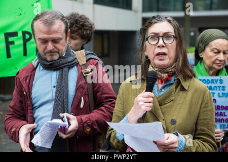 London, Großbritannien. 17. Oktober, 2018. Erbpächter Beverley Reynolds-Logue aus Manchester Adressen Tower Block Bewohner und Anhänger der basiskampagne Gruppe Fuel Poverty Action bei einem Protest außerhalb des Ministeriums für Wohnungswesen, Gemeinschaften und lokale Regierung zu fordern dringende Maßnahmen und Finanzierung Tower Block Bewohner sowohl aus Feuer und Kälte zu schützen. Ein Brief, der von 140 Unterzeichnern, darunter Abgeordnete, Ratsmitglieder unterzeichnet, gewerkschaftlichen Gremien und Gruppen konzentriert sich auf das Gehäuse, Armut, Diskriminierung, Gesundheit, Energie und Klima auch präsentiert wurde. Credit: Mark Kerrison/Alamy leben Nachrichten Stockfoto