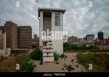 Johannesburg, Südafrika, 17. Oktober, 2018. Ein altes Gefängnis Pförtnerloge ist von Johannesburg, am Mittwoch Nachmittag gesehen. Die Nugent Kommission zur Untersuchung der South African Revenue Service (SARS) in Pretoria fort, trotz eines Verfassungsgerichts Anwendung durch abgehängte Steuer boss Tom Moyane zu haben es gestoppt. Das Verfassungsgericht am Constitution Hill, wo die Apartheid Regierung in der Vergangenheit gehalten Gefangene, darunter Nelson Mandela. Credit: Eva-Lotta Jansson/Alamy leben Nachrichten Stockfoto