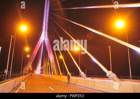 Jinja, Uganda. 17. Oktober, 2018. Beleuchtung an der Quelle des Nils Brücke in der Nacht geschehen, bevor der Präsident von Uganda, Yoweri Museveni in Betrieb genommen. Kredit; Donald Kiirya/Alamy Leben Nachrichten. Stockfoto