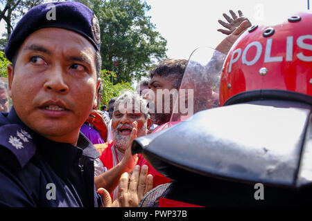 Kuala Lumpur, Malaysia. 17 Okt, 2018. Parti Sosialis Malaysia (PSM) Kandidaten Arul Bantah Chelvam an #1050 Kundgebung gegen den Mindestlohn der Malaysischen Arbeiter an Merbok Feld zu protestieren. Hunderte von malaysischen Studenten und Arbeiter wurden zusammen marschieren für den #Bantah 1050 Kundgebung gegen den malaysischen Arbeitnehmer, Mindestlohn und fordern den Mindestlohn zu RM 1800 anheben zu protestieren. Die neue Regierung in Malaysia hat den Mindestlohn anheben bis zu RM 1050 und wird am 1. Januar 2019 wirksam werden, einschließlich Sabah und Sarawak angekündigt. Die#Bantah 1050 Rallye organisiert worden war. Stockfoto