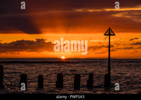 Aberystwyth, Wales, UK. 17 Okt, 2018. UK Wetter: Sonnenuntergang in Aberystwyth Aberystwyth Wales UK, Mittwoch, 17. Okt 2018. UK Wetter: Sonnenuntergang in Aberystwyth an der Westküste von Wales Photo Credit: Keith Morris/Alamy leben Nachrichten Stockfoto