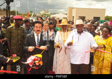 Jinja, Uganda. 17. Oktober, 2018: Der Präsident von Uganda, Yoweri Museveni (2. rechts) und der stellvertretende Minister für Auswärtige Angelegenheiten in Japan Sato Masahisa (2. links) Schneiden ein Band während der Inbetriebnahme der Quelle des Nils Brücke in Jinja. Auf der Suche nach ist die First Lady Janet Museveni (Mitte) Credit; Donald Kiirya/Alamy Leben Nachrichten. Stockfoto