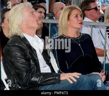 Hollywood, Kalifornien, USA. 15 Okt, 2018. Ich 16013 CHW. Sir Richard Bronson geehrt, von Hollywood Handelskammer mit Stern auf dem Hollywood Walk of Fame .6764 Hollywood Boulevard vor der Guinness World Record Museum, Hollywood, Kalifornien, USA 10/16/2018. von Sir Richard Branson UND FRAU JOAN TEMPLEMAN. © Clinton H. Wallace/Photomundo International / Fotos inkl Credit: Clinton Wallace/Kugel Fotos/ZUMA Draht/Alamy leben Nachrichten Stockfoto