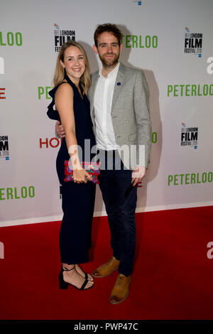 Manchester, Großbritannien. 17. Oktober 2018. Schauspieler Tom Meredith (rechts) Wer spielt den Charakter Robert kommt an der BFI London Film Festival Premiere von Peterloo, am Haus Komplex in Manchester. Quelle: Russell Hart/Alamy leben Nachrichten Stockfoto