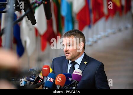 Brüssel, Belgien. 17 Okt, 2018. Der slowakische Ministerpräsident Peter Pellegrini spricht mit Reportern, wie er auf den EU-Gipfel in Brüssel heute ankommt, am Mittwoch, 17. Oktober 2018. Der Gipfel ist in erster Linie auf den aktuellen Stand der Gespraeche Brexit beschäftigen. Credit: Jakub Dospiva von der Nachrichtenagentur CTK/Foto/Alamy leben Nachrichten Stockfoto