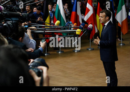 Brüssel, Belgien. 17. Okt 2018. Der französische Präsident Emmanuel Längestrich kommt für ein Treffen mit den Staats- und Regierungschefs der Europäischen Union. Alexandros Michailidis/Alamy leben Nachrichten Stockfoto