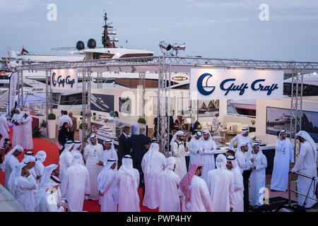 Abu Dhabi National Exhibition Centre, VAE - 17. Oktober, 2018: Abu Dhabi International Boat Show 2018 zieht arabische Scheichs und Arabischen Royal von Abu Dhabi. Credit: Fahd Khan/Alamy leben Nachrichten Stockfoto