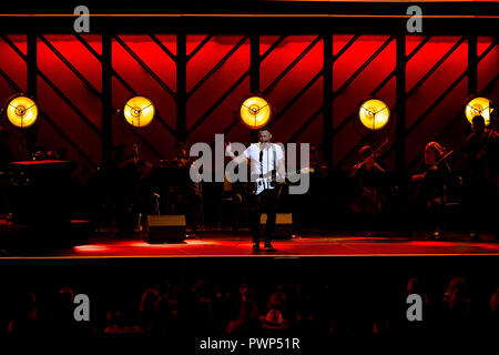 Nashville, Tennessee, USA. 16 Okt, 2018. Tauren Brunnen durchführen am 49. GMA Dove Award an der Lipscomb der Universität Allen Arena in Nashville statt. Credit: Jason Walle/ZUMA Draht/Alamy leben Nachrichten Stockfoto