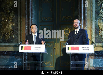 Brüssel, Belgien. 17 Okt, 2018. Chinesische Ministerpräsident Li Keqiang (L) und der belgische Premierminister Charles Michel treffen der Presse in Brüssel, Belgien, 17. Okt. 2018. Credit: Ding Haitao/Xinhua/Alamy leben Nachrichten Stockfoto