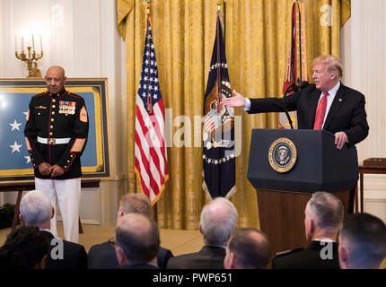 Präsidenten der Vereinigten Staaten Donald J. Trumpf Awards die Ehrenmedaille der Sergeant Major John L. Canley, US Marine Corps (im Ruhestand), für auffällige Galanterie während des Vietnam Krieges in einer Zeremonie im East Room des Weißen Hauses in Washington, DC am Mittwoch, 17. Oktober 2018. Credit: Ron Sachs/CNP | Verwendung weltweit Stockfoto