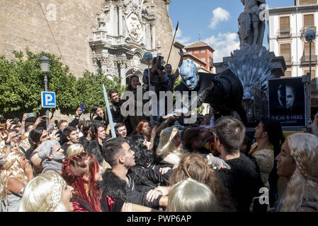 Granada, Granada, Spanien. 17 Okt, 2018. Die Lucas gekleidet als Spiel der Throne gesehen Springen während der Feiern. Jedes Jahr Medizin Studenten feiern 'El Lucas'' in Granada, mit den traditionellen Erniedrigung an die neuen Studenten und die ''Lucas Jump'Credit: Carlos Gil/SOPA Images/ZUMA Draht/Alamy leben Nachrichten Stockfoto