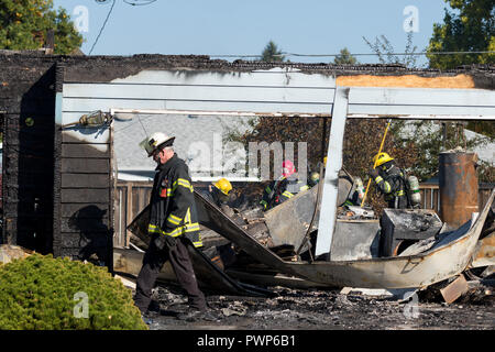 Springfield, Virginia, United States. 17. Oktober, 2018. eugene Fire Chief Ennis Spaziergänge vor einer Szene mit der Brandbekämpfung Löschmittel Ort Brände nach ein Unbekannter schütze Leuchten mehrere Häuser in Brand und dann schießt auf ersthelfer vor seinem eigenen Leben nehmen. Joshua Rainey/Alamy leben Nachrichten Stockfoto