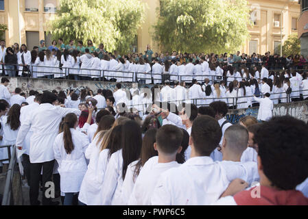 Granada, Granada, Spanien. 17 Okt, 2018. Medizinstudenten werden gesehen, Futter bis während der Feiern. Jedes Jahr Medizin Studenten feiern 'El Lucas'' in Granada, mit den traditionellen Erniedrigung an die neuen Studenten und die ''Lucas Jump'Credit: Carlos Gil/SOPA Images/ZUMA Draht/Alamy leben Nachrichten Stockfoto