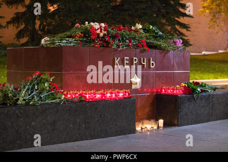 Moskau, Russland. 17. Oktober, 2018. Blumen und Kerzen von Trauernden im Großen Vaterländischen Krieg Hero City von Kertsch Monument im Alexandergarten links, für die Opfer des 17. Oktober 2018 Kertsch polytechnischen Schule Angriff; nach Russlands im Untersuchungsausschuss, die Leichen von 17 Menschen mit Schuß Wunden wurden auf der Website der Angriff und rund 50 Menschen wurden verletzt in der Stadt Kertsch, Krim gefunden. Credit: Victor Vytolskiy/Alamy leben Nachrichten Stockfoto