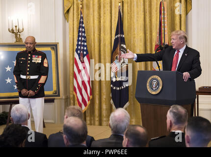 Washington, District of Columbia, USA. 17 Okt, 2018. Präsidenten der Vereinigten Staaten Donald J. Trumpf Awards die Ehrenmedaille der Sergeant Major John L. Canley, US Marine Corps (im Ruhestand), für auffällige Galanterie während des Vietnam Krieges in einer Zeremonie im East Room des Weißen Hauses in Washington, DC am Mittwoch, Oktober 17, 2018 Credit: Ron Sachs/CNP/ZUMA Draht/Alamy leben Nachrichten Stockfoto