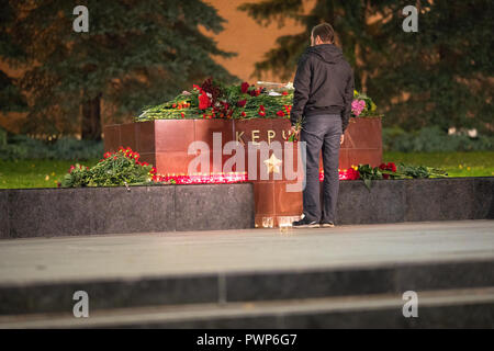 Moskau, Russland. 17. Oktober, 2018. Mann mit Blumen in der Nähe des Großen Vaterländischen Krieges Hero City von Kertsch Monument im Alexandergarten, für die Opfer des 17. Oktober 2018 Kertsch polytechnischen Schule Angriff; nach Russlands im Untersuchungsausschuss, die Leichen von 17 Menschen mit Schuß Wunden am Ort des Angriffs und rund 50 Menschen wurden verletzt in der Stadt Kertsch, Krim gefunden wurden. Credit: Victor Vytolskiy/Alamy leben Nachrichten Stockfoto