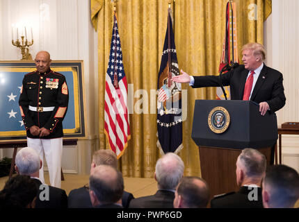 Washington, USA. 17. Okt 2018. Präsidenten der Vereinigten Staaten Donald J. Trumpf Awards die Ehrenmedaille der Sergeant Major John L. Canley, US Marine Corps (im Ruhestand), für auffällige Galanterie während des Vietnam Krieges in einer Zeremonie im East Room des Weißen Hauses in Washington, DC am Mittwoch, 17. Oktober 2018. Credit: Ron Sachs/CNP/MediaPunch Credit: MediaPunch Inc/Alamy leben Nachrichten Stockfoto