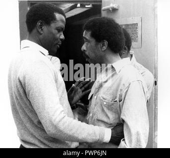 Erscheinungsdatum: Dezember 12, 1980 Title: Stir Crazy Studio: Columbia Pictures Regie: Sidney Poitier PLOT: Einrichten und falsch beschuldigt, zwei beste Freunde werden zum Gefängnis für ein Verbrechen geschickt werden, die sie nicht begangen hatte. Jedoch keine gefängniszelle halten könnten Sie in gesperrt. STARRING: Regisseur Sidney Poitier erklärt eine Szene mit Richard Pryor. Quelle: Columbia Pictures/Entertainment Bilder/ZUMAPRESS.com/Alamy leben Nachrichten Stockfoto