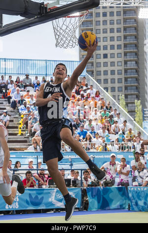 Stadt Buenos Aires, Buenos Aires, Argentinien. 17 Okt, 2018. Sport. Stadt Buenos Aires, Argentinien - 17. Oktober 2018. - Argentinien konkurriert mit Belgien im Finale Herren des Basquetball 3x3 am 17. Oktober 2018 an Tag 10 Buenos Aires 2018 Youth Olympic Games im Stadtpark in der Innenstadt von Buenos Aires, Argentinien Argentinien gewinnt 20 zu 15. Credit: Julieta Ferrario/ZUMA Draht/Alamy leben Nachrichten Stockfoto