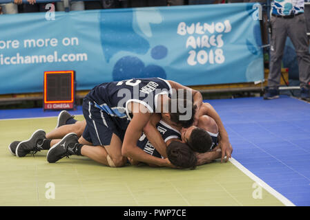 Stadt Buenos Aires, Buenos Aires, Argentinien. 17 Okt, 2018. Sport. Stadt Buenos Aires, Argentinien '' "17. Oktober 2018. - Argentinien Damen Basketball 3x3 Team feiert den Gewinn der Goldmedaille 20 gegen Belgien zu 15, im Damen Basketball 3x3 am 17. Oktober 2018 an Tag 10 Buenos Aires 2018 Youth Olympic Games in städtischen Parks in der Stadt Buenos Aires, Argentinien. Credit: Julieta Ferrario/ZUMA Draht/Alamy leben Nachrichten Stockfoto