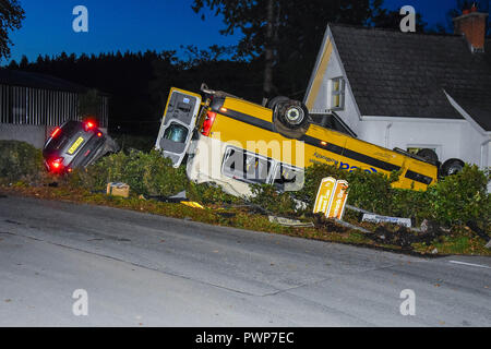 Co Tyrone, Irland. 17. Okt 2018. Kinder aus einer Schule wurden bei einem Verkehrsunfall am Mittwoch, wenn Ihre Schule Bus bei einem Unfall mit einem anderen Fahrzeug war. Geretteten auch drei Erwachsene einbezogen zu werden, und sind im Krankenhaus nach dem Absturz auf der Knockmany Straße an der Kreuzung mit der Ballymagowan Straße zwischen Augher und Clogher, Co Tyrone. Credit: Mark Winter/Alamy leben Nachrichten Stockfoto