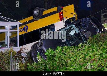 Co Tyrone, Irland. 17. Okt 2018. Kinder aus einer Schule wurden bei einem Verkehrsunfall am Mittwoch, wenn Ihre Schule Bus bei einem Unfall mit einem anderen Fahrzeug war. Geretteten auch drei Erwachsene einbezogen zu werden, und sind im Krankenhaus nach dem Absturz auf der Knockmany Straße an der Kreuzung mit der Ballymagowan Straße zwischen Augher und Clogher, Co Tyrone. Credit: Mark Winter/Alamy leben Nachrichten Stockfoto