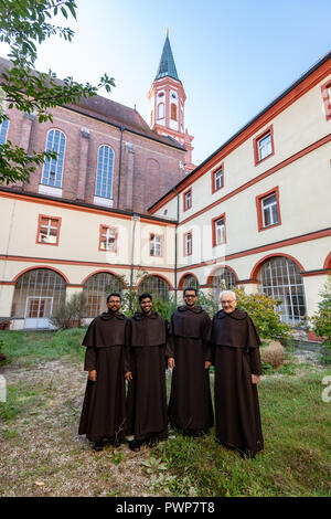 Straubing, Deutschland. 10 Okt, 2018. Vater Paul (L-R), Pater Anil, Vater Jim und Pater Englmar im Kloster der Karmeliterinnen stehen. Der Freistaat Bayern hat das Kloster, die von der Schließung bedroht ist gekauft und wird es auf dem Campus der Technischen Universität München zur Verfügung. (Dpa 'Väter und Professoren in Straubing Kloster der Karmeliterinnen" vom 18.10.2018) Credit: Armin Weigel/dpa/Alamy leben Nachrichten Stockfoto