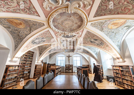 Straubing, Deutschland. 10 Okt, 2018. Der Bibliothek im Kloster der Karmeliterinnen. (Dpa 'Väter und Professoren in Straubing Kloster der Karmeliterinnen" vom 18.10.2018) Credit: Armin Weigel/dpa/Alamy leben Nachrichten Stockfoto