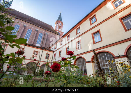 Straubing, Deutschland. 10 Okt, 2018. Vater Paul (L-R), Pater Anil, Vater Jim und Pater Englmar im Kloster der Karmeliterinnen stehen. Der Freistaat Bayern hat das Kloster, die von der Schließung bedroht ist gekauft und wird es auf dem Campus der Technischen Universität München zur Verfügung. (Dpa 'Väter und Professoren in Straubing Kloster der Karmeliterinnen" vom 18.10.2018) Credit: Armin Weigel/dpa/Alamy leben Nachrichten Stockfoto
