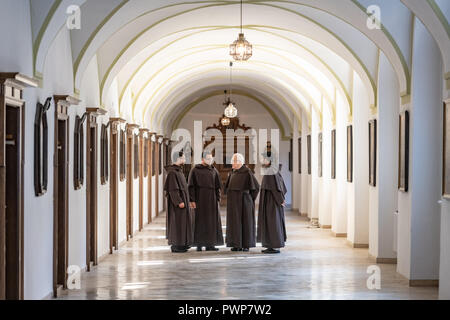 Straubing, Deutschland. 10 Okt, 2018. Mönche im Kloster der Karmeliterinnen in der inneren Stadt (dpa 'Väter und Professoren in Straubing Kloster der Karmeliterinnen" vom 18.10.2018) Credit: Armin Weigel/dpa/Alamy leben Nachrichten Stockfoto