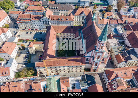 Straubing, Deutschland. 10 Okt, 2018. Das Kloster der Karmeliterinnen im Zentrum der Stadt (Luftbild mit Drone). Foto: Armin Weigel/dpa/Alamy leben Nachrichten Stockfoto