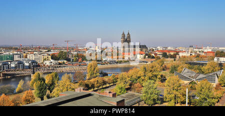 Magdeburg, Deutschland. 14 Okt, 2018. Blick vom 60 Meter hohen Aussichtsturm Albin-Müller auf die herbstlichen City Park und die Kathedrale der Stadt. Am 31.10.2018 wird der Turm in der Nähe bis zum nächsten Frühjahr. Credit: Peter Gercke/dpa-Zentralbild/ZB/dpa/Alamy leben Nachrichten Stockfoto