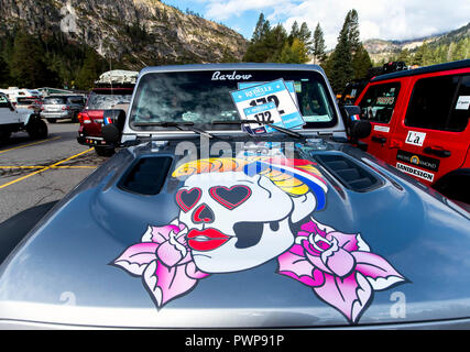 Lake Tahoe, Kalifornien, USA. 11 Okt, 2018. Das Logo für Team Les Blondinen du Desert, einer von mehreren Teams aus Frankreich, auf Orientierung und Tech- Tag am dritten jährlichen Rebelle Rallye, die erste Frauen- off-road Navigation Rallye Raid in den Vereinigten Staaten. Die Veranstaltung bietet eine einzigartige scoring system, in dem die präzise Navigation - nicht Geschwindigkeit - ist das entscheidende Ziel. Mit Handy und GPS-Geräte, die während der 10-tägigen Veranstaltung, und bewaffnet mit nur Karten, Kompasse und roadbooks verboten, 43 Zweipersonenmannschaften werden mit Punkten auf der Grundlage von Zeit, Entfernung und versteckten Checkpoints, wie Sie die Aufgabe Stockfoto