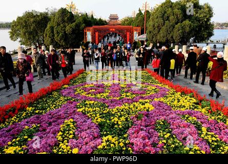 Kaifeng, China's Provinz Henan. 17 Okt, 2018. Touristen genießen Chrysanthemen bei Longting Park in Kaifeng, China Provinz Henan, am Okt. 17, 2018. Credit: Li Ein/Xinhua/Alamy leben Nachrichten Stockfoto