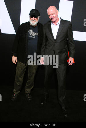 Hollywood, Kalifornien, USA. 17. Oktober, 2018. (L - R) Schauspieler Nick Castle und Jim Courtney an Universal Pictures'' Halloween" Premiere am 17. Oktober 2018 Chinese Theatre in Hollywood, Kalifornien. Foto von Barry King/Alamy leben Nachrichten Stockfoto