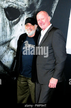 Hollywood, Kalifornien, USA. 17. Oktober, 2018. (L - R) Schauspieler Nick Castle und Jim Courtney an Universal Pictures'' Halloween" Premiere am 17. Oktober 2018 Chinese Theatre in Hollywood, Kalifornien. Foto von Barry King/Alamy leben Nachrichten Stockfoto