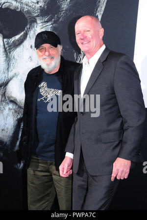 Hollywood, Kalifornien, USA. 17. Oktober, 2018. (L - R) Schauspieler Nick Castle und Jim Courtney an Universal Pictures'' Halloween" Premiere am 17. Oktober 2018 Chinese Theatre in Hollywood, Kalifornien. Foto von Barry King/Alamy leben Nachrichten Stockfoto