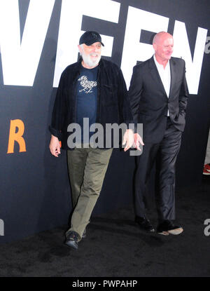 Hollywood, Kalifornien, USA. 17. Oktober, 2018. (L - R) Schauspieler Nick Castle und Jim Courtney an Universal Pictures'' Halloween" Premiere am 17. Oktober 2018 Chinese Theatre in Hollywood, Kalifornien. Foto von Barry King/Alamy leben Nachrichten Stockfoto