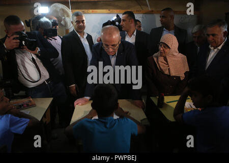 Oktober 18, 2018 - Khan Al-Ahmar, West Bank, Palästina - dem palästinensischen Ministerpräsidenten Rami Hamdallah besucht die Palästinensischen Beduinen Dorf Khan al-ahmar, im besetzten Westjordanland am 18. Oktober 2018 (Bild: © shadi Hatem/APA Bilder über ZUMA Draht) Stockfoto